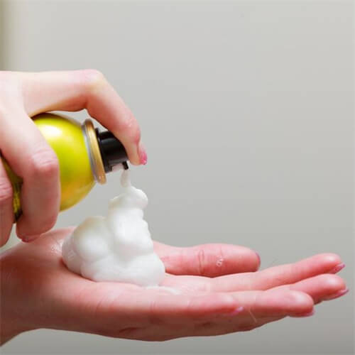 apply hair mousse